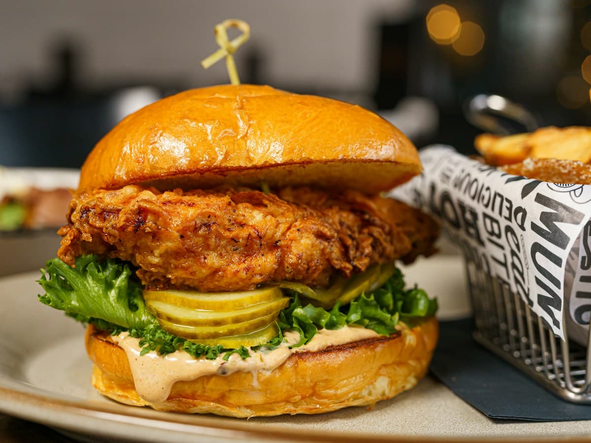 Hrskavi pileći burger