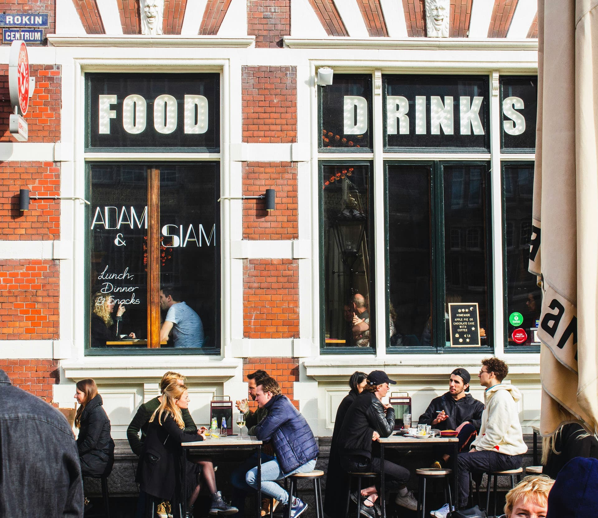 Restaurant with food and drinks, allergens marked in the digital menu